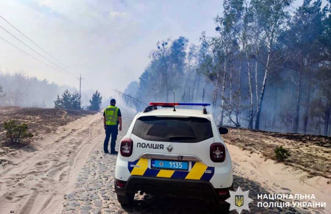 На Рівненщині спалахнула масштабна пожежа, є загроза населеним пунктам
